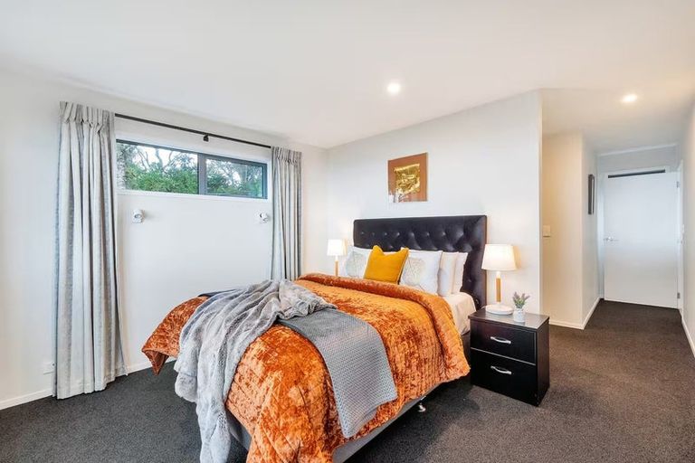 Photo of property in 23 Quinns Road, Waiatarua, Auckland, 0612