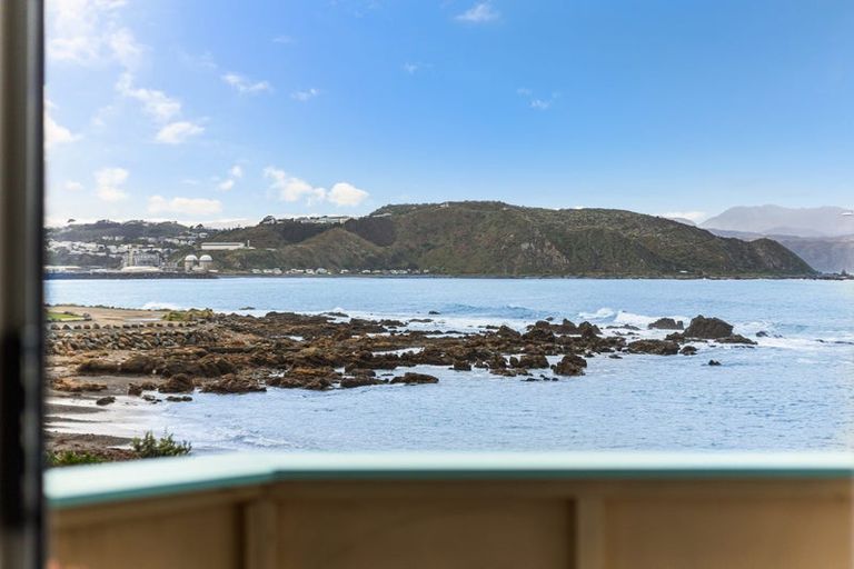 Photo of property in 2/418 Queens Drive, Lyall Bay, Wellington, 6022