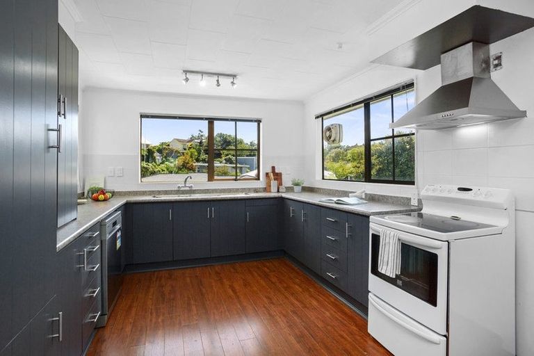 Photo of property in 32 Collins Avenue, Tawa, Wellington, 5028