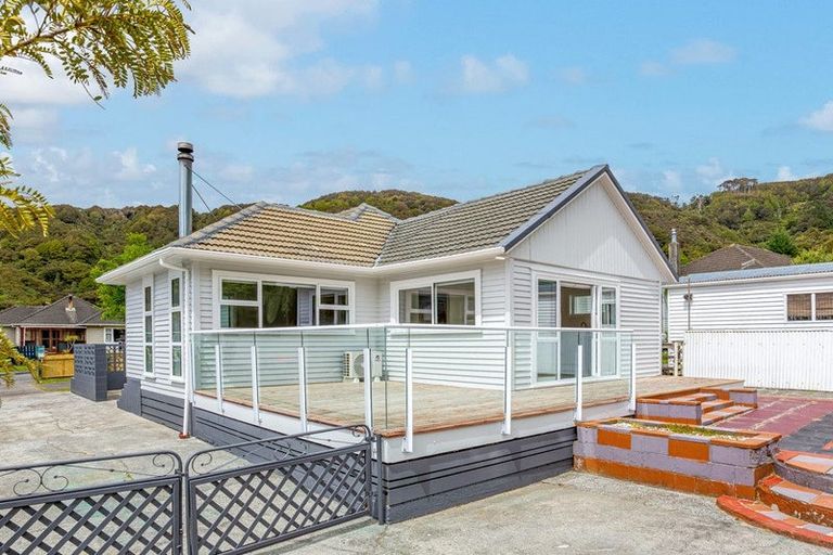 Photo of property in 52 Lees Grove, Wainuiomata, Lower Hutt, 5014