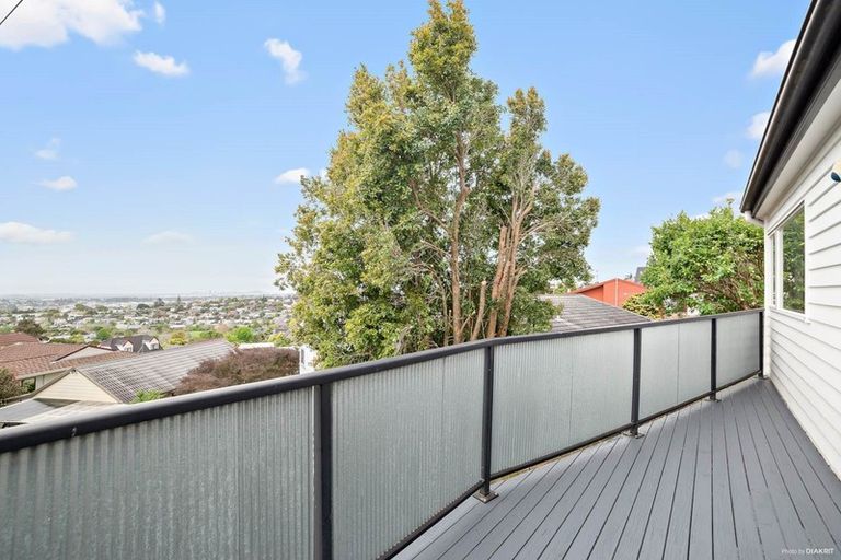 Photo of property in 1a Highgrove Lane, Totara Vale, Auckland, 0632