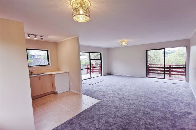 Photo of property in 2/13 Helicon Place, Totara Vale, Auckland, 0629