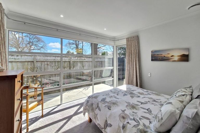 Photo of property in 6 The Oaks, Awapuni, Palmerston North, 4412