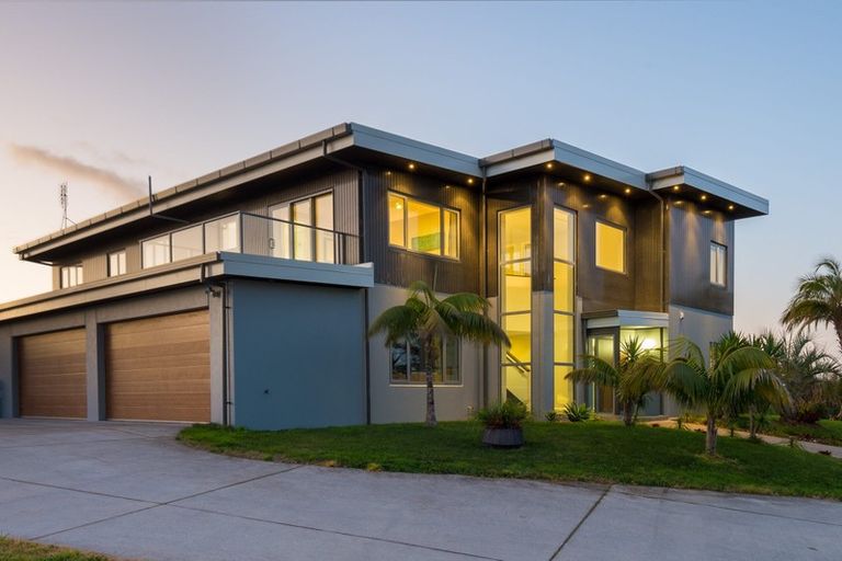 Photo of property in 201 Whangaparaoa Road, Red Beach, 0932