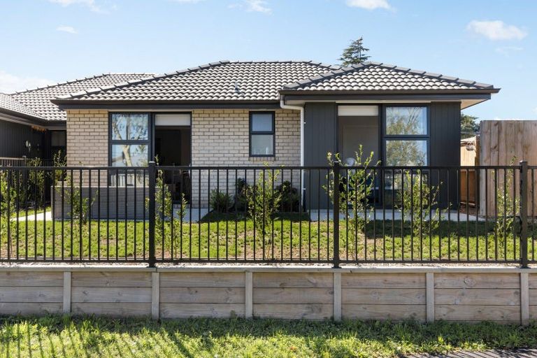 Photo of property in 2/15 Mabian Crescent, Deanwell, Hamilton, 3206