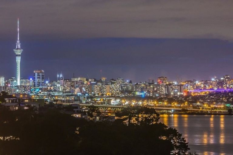 Photo of property in 2/14 Raleigh Road, Northcote, Auckland, 0627