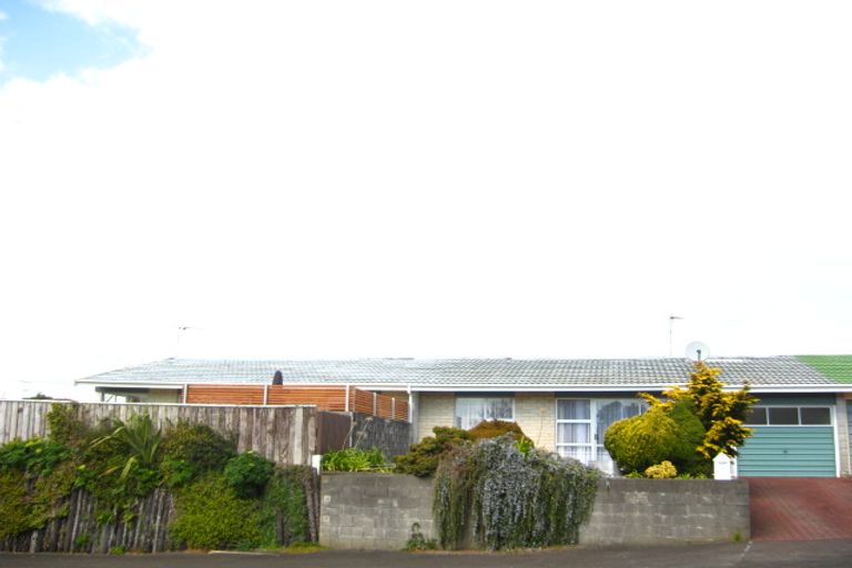 Photo of property in 9 Barrett Street, Westown, New Plymouth, 4310