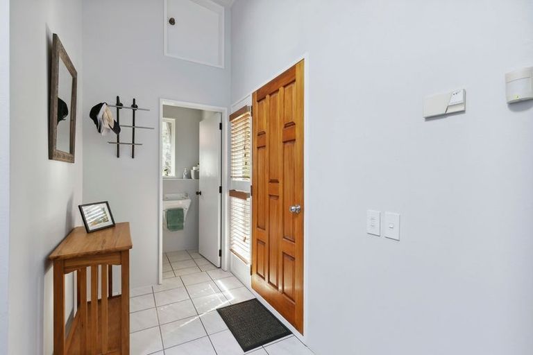 Photo of property in 3 Countess Close, Maupuia, Wellington, 6022