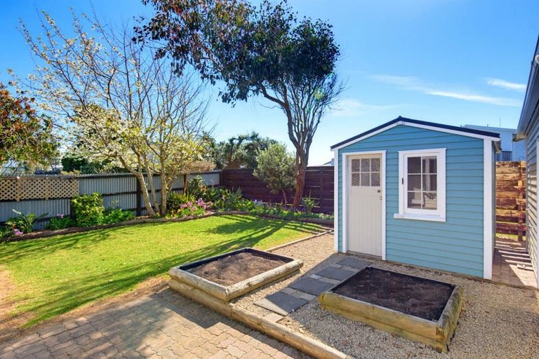 Photo of property in 6 Adrian Grove, Waikanae Beach, Waikanae, 5036