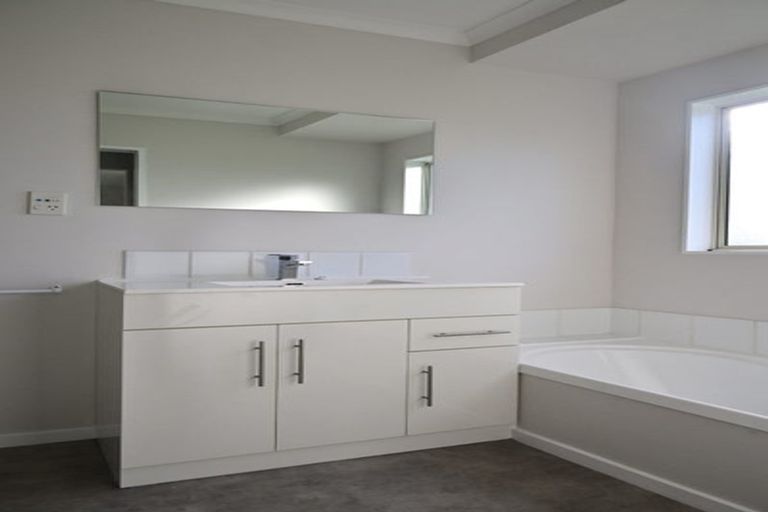 Photo of property in 24 Loughanure Place, Massey, Auckland, 0614