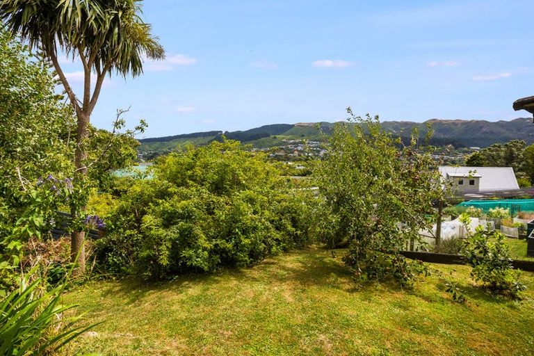 Photo of property in 16 Raroa Terrace, Tawa, Wellington, 5028