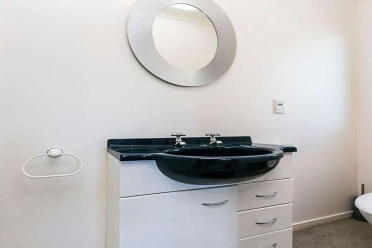 Photo of property in 39 Dress Circle, Newlands, Wellington, 6037