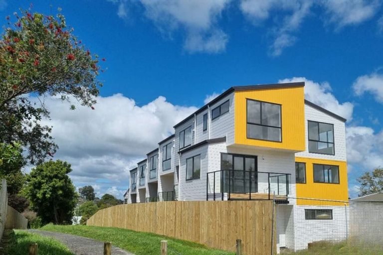 Photo of property in 5/11 Kayle Glen, West Harbour, Auckland, 0618