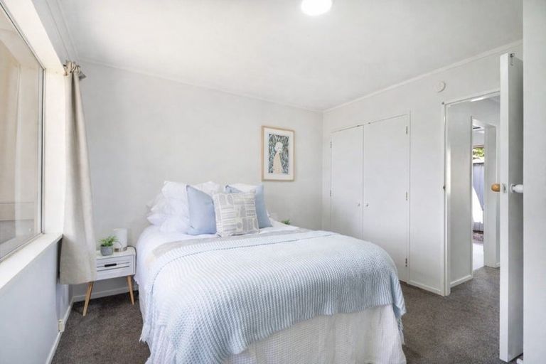 Photo of property in 5 Pimlico Place, Newlands, Wellington, 6037