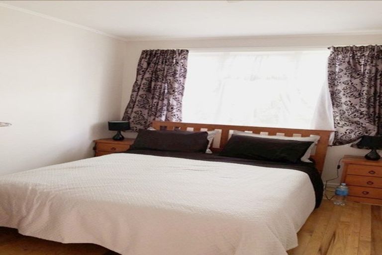 Photo of property in 18 Yeovil Road, Te Atatu Peninsula, Auckland, 0610