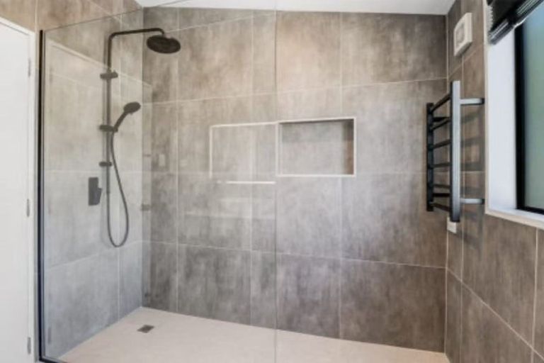 Photo of property in 14 Mallard Place, Unsworth Heights, Auckland, 0632