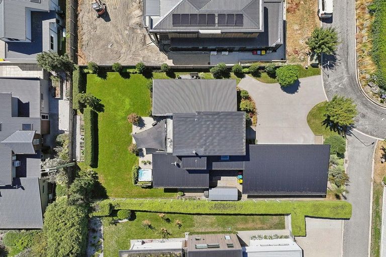Photo of property in 5 Jessies Crescent, Wanaka, 9305
