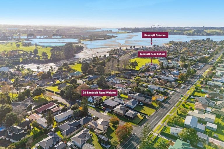 Photo of property in 28 Sandspit Road, Waiuku, 2123