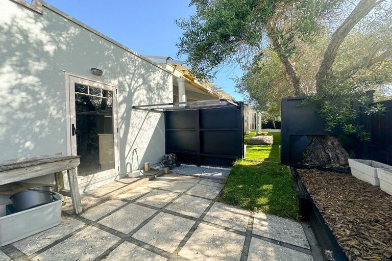Photo of property in 1/12 Rodney Road, Northcote Point, Auckland, 0627