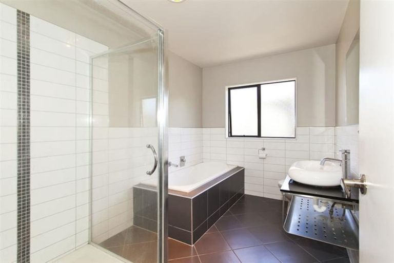 Photo of property in 13 Keating Rise, Northcross, Auckland, 0632