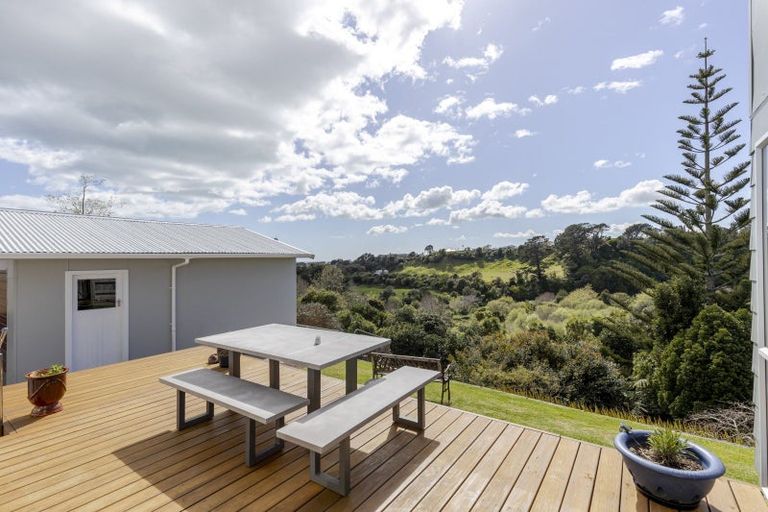 Photo of property in 100 Riversdale Drive, Merrilands, New Plymouth, 4312