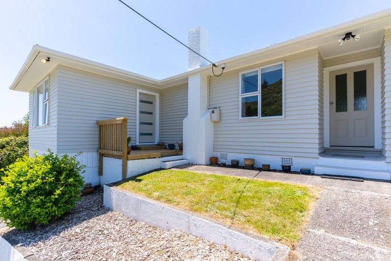 Photo of property in 28 Franklyn Road, Tawa, Wellington, 5028