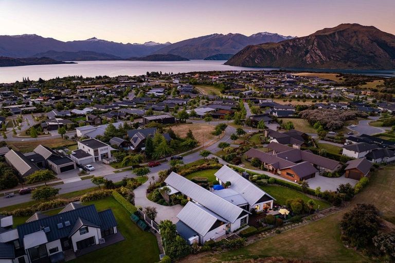 Photo of property in 70 Forest Heights, Wanaka, 9305
