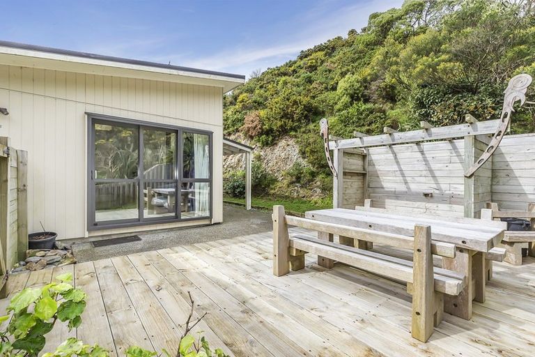 Photo of property in 28 Rarangi Way, Owhiro Bay, Wellington, 6023