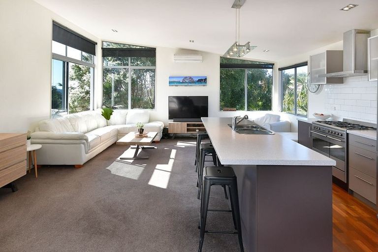 Photo of property in 8 Rivervale Grove, Stanmore Bay, Whangaparaoa, 0932