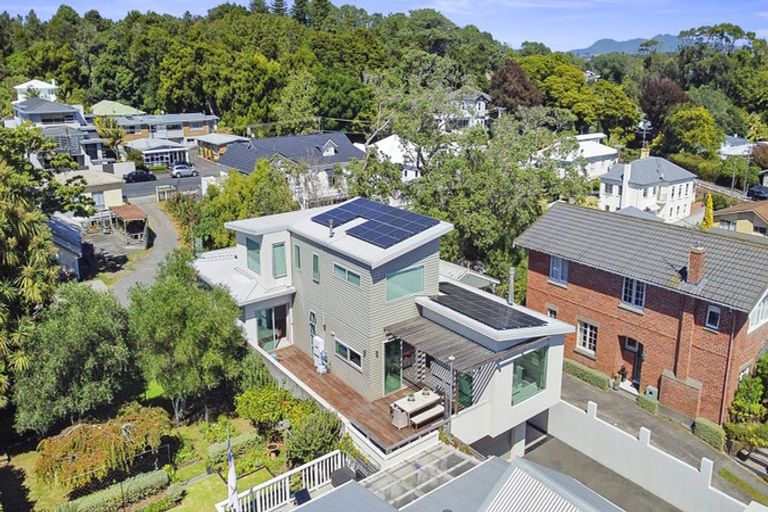 Photo of property in 10 Pendarves Street, New Plymouth, 4310