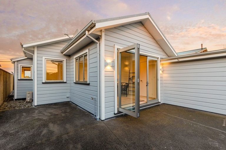 Photo of property in 384 Marine Parade, South New Brighton, Christchurch, 8062