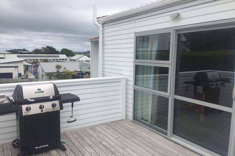 Photo of property in 2/19 Westwell Road, Belmont, Auckland, 0622