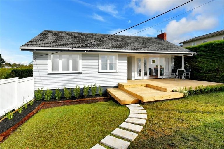 Photo of property in 2/284 East Coast Road, Forrest Hill, Auckland, 0620