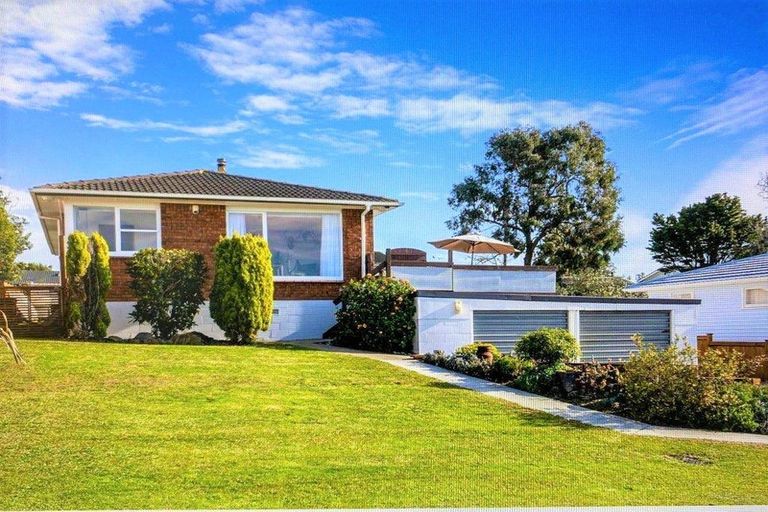 Photo of property in 25 Borrowdace Avenue, Botany Downs, Auckland, 2010