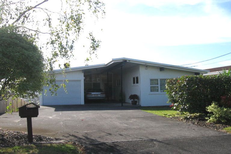 Photo of property in 195 Glenfield Road, Hillcrest, Auckland, 0627