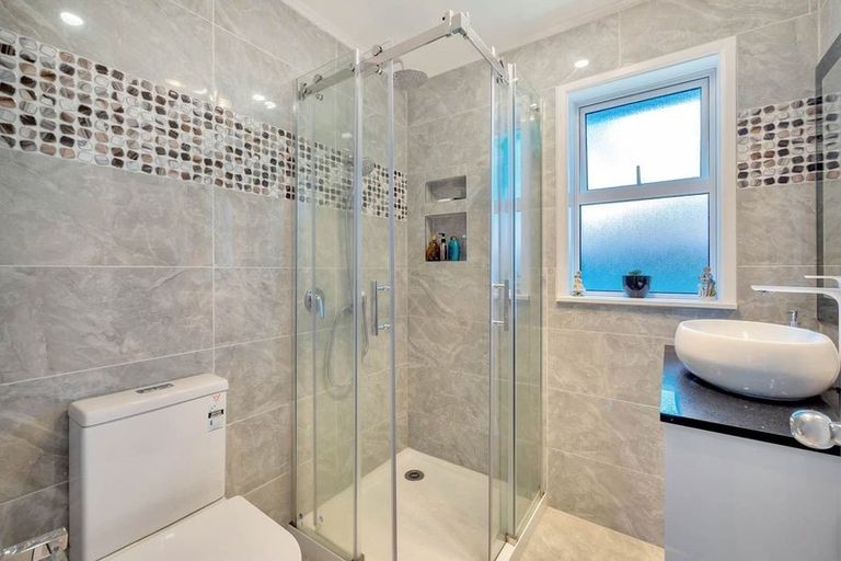 Photo of property in 31 Thornlow Street, Glendene, Auckland, 0602