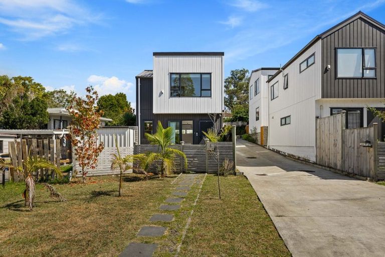 Photo of property in 4a Trengove Place, West Harbour, Auckland, 0618