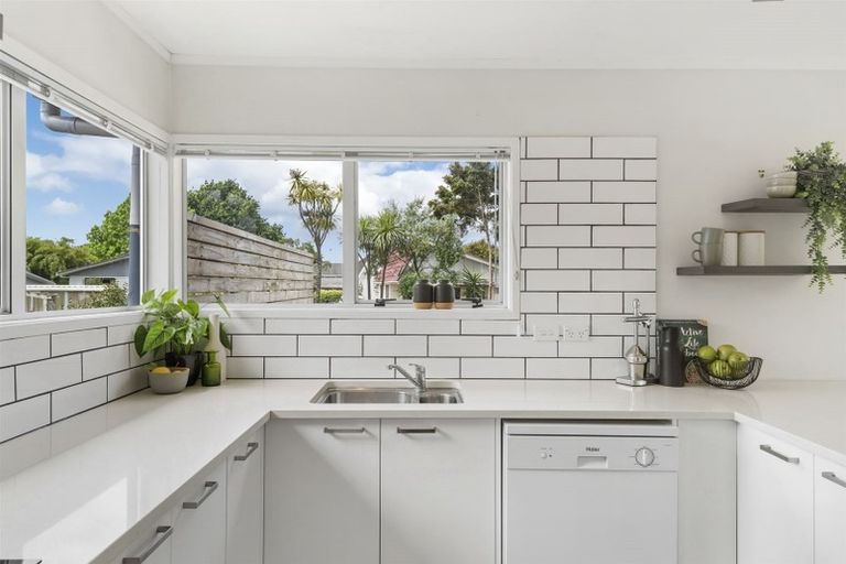 Photo of property in 2/5 Mannering Place, Hillcrest, Auckland, 0627