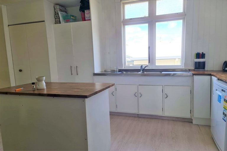 Photo of property in 42 Chelwood Street, Takaro, Palmerston North, 4412