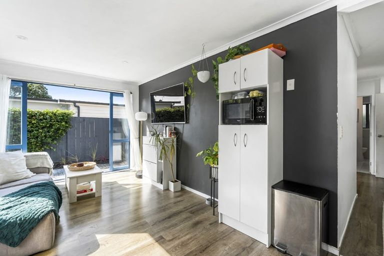 Photo of property in 1015b Beach Road, Torbay, Auckland, 0630