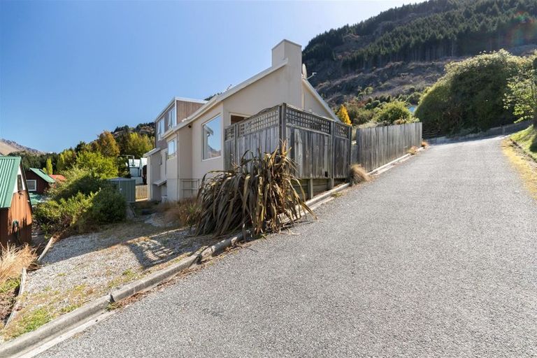 Photo of property in 18 Evergreen Place, Sunshine Bay, Queenstown, 9300