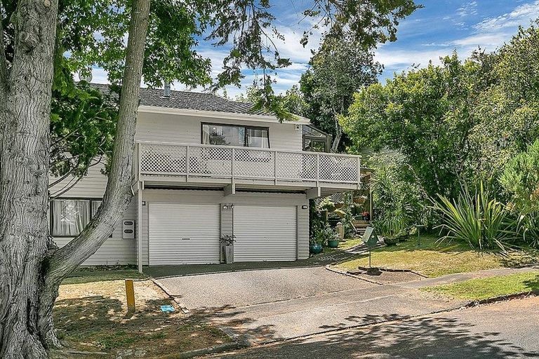 Photo of property in 17 Holyoake Place, Chatswood, Auckland, 0626