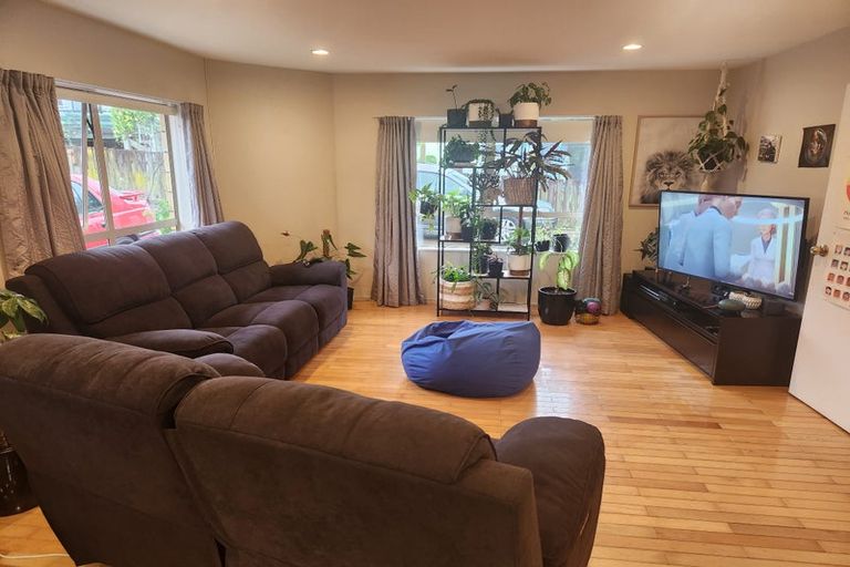 Photo of property in 28a Kingdale Road, Henderson, Auckland, 0610