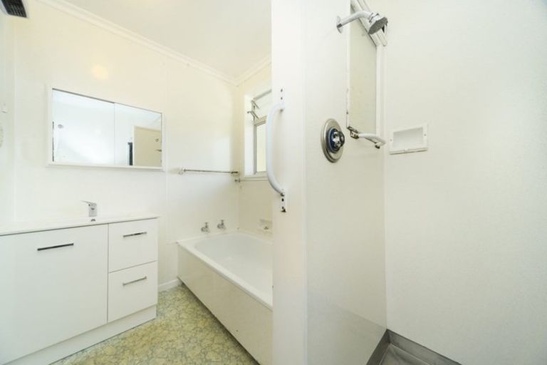 Photo of property in 87 Wikiriwhi Crescent, Awapuni, Palmerston North, 4412