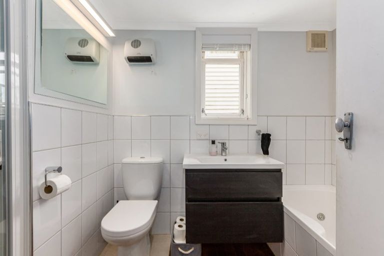 Photo of property in 39 Bayview Road, Paremata, Porirua, 5024