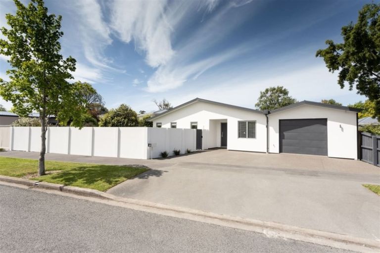 Photo of property in 14 Garreg Road, Fendalton, Christchurch, 8052