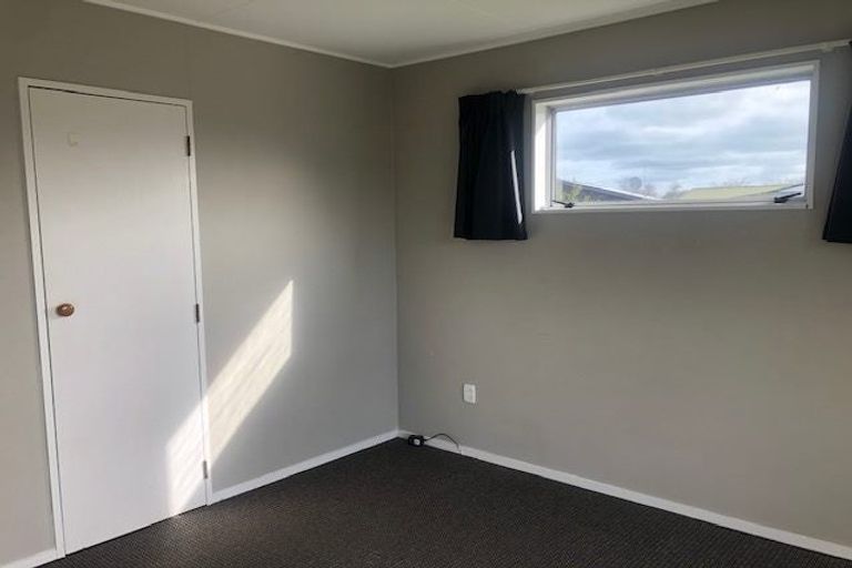 Photo of property in 2 Suzanne Grove, Kelvin Grove, Palmerston North, 4414