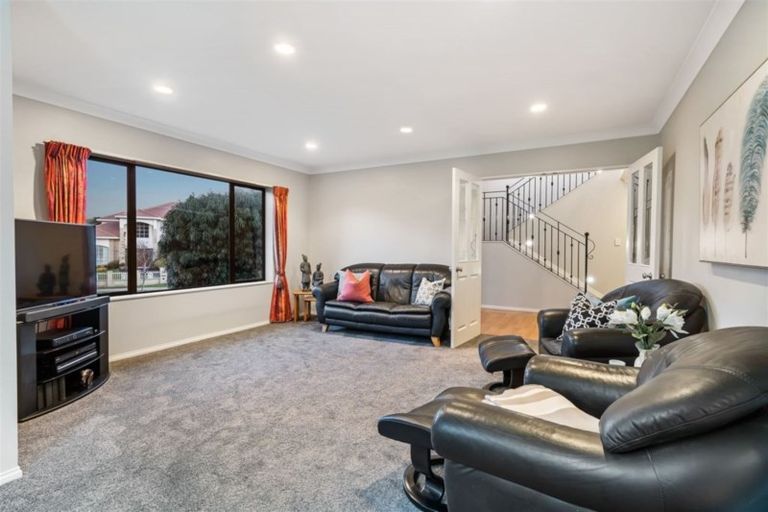 Photo of property in 15 Sandalwood Place, Somerville, Auckland, 2014