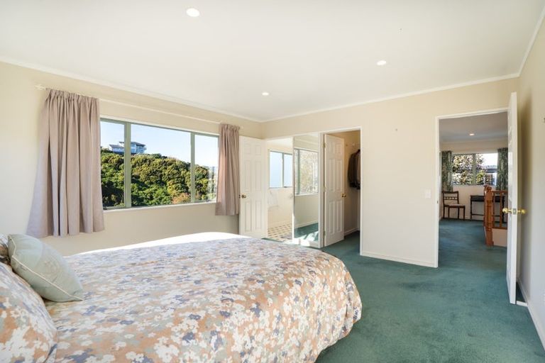 Photo of property in 18 Amesbury Drive, Churton Park, Wellington, 6037