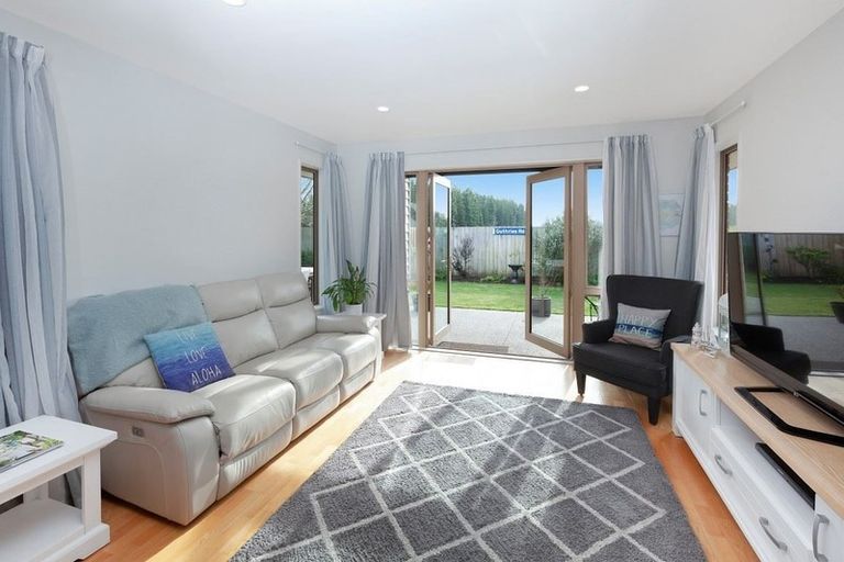 Photo of property in 43 Ruahine Place, Parklands, Christchurch, 8083